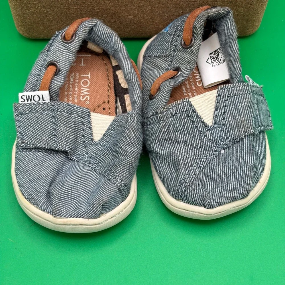 TOMS Tiny Lenny Boat Shoes Infant 2 Blue Chambray Hook Loop Slip On Nautical EUC